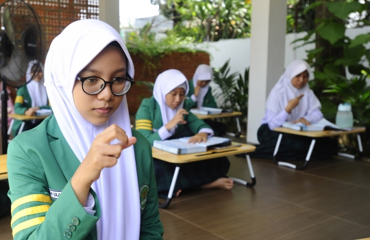 Semangat Santriwati Tunarungu Menghafal Alquran di Pesantren Difabel Pertama Jakarta