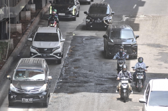 Waspada, Jalan Rusak di HR Rasuna Said Ancam Keselamatan Pengendara