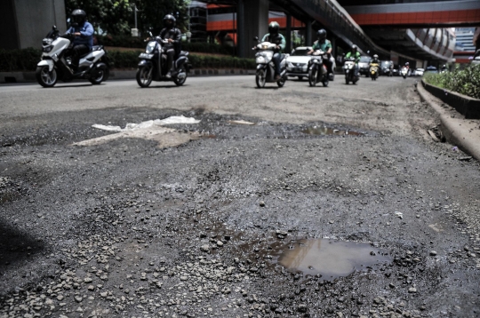 Waspada, Jalan Rusak di HR Rasuna Said Ancam Keselamatan Pengendara