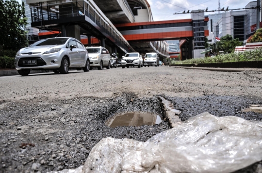 Waspada, Jalan Rusak di HR Rasuna Said Ancam Keselamatan Pengendara