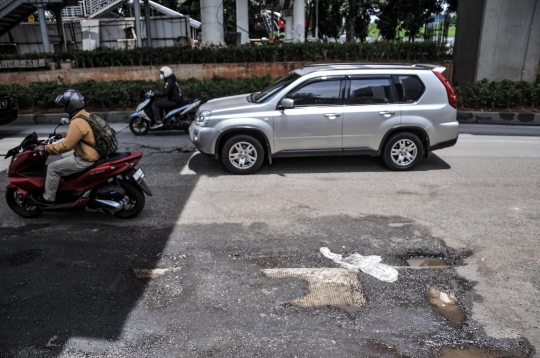 Waspada, Jalan Rusak di HR Rasuna Said Ancam Keselamatan Pengendara