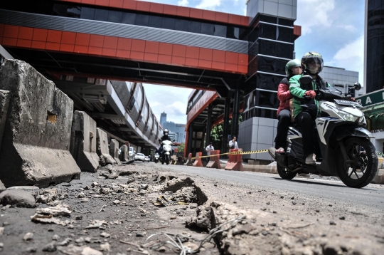 Waspada, Jalan Rusak di HR Rasuna Said Ancam Keselamatan Pengendara