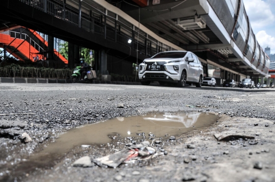 Waspada, Jalan Rusak di HR Rasuna Said Ancam Keselamatan Pengendara