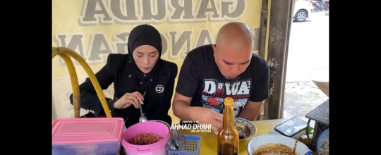Kesederhanaan Ahmad Dhani dan Mulan Jameela Makan di Pinggir Jalan Tuai Banyak Pujian