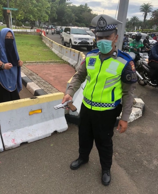 Detik-Detik Penangkapan Wanita Bawa Pistol di Depan Istana Negara