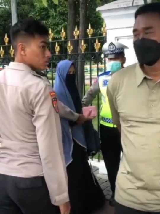 Detik-Detik Penangkapan Wanita Bawa Pistol di Depan Istana Negara