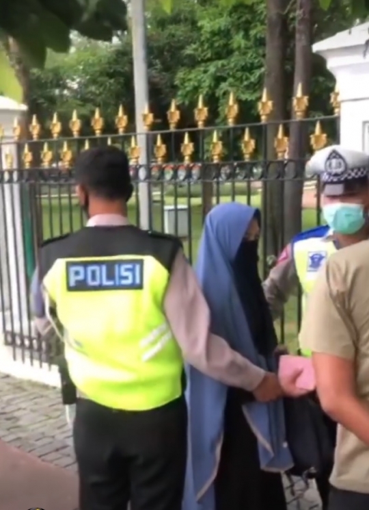 Detik-Detik Penangkapan Wanita Bawa Pistol di Depan Istana Negara