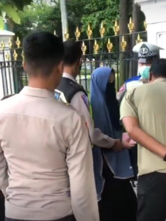 Detik-Detik Penangkapan Wanita Bawa Pistol di Depan Istana Negara