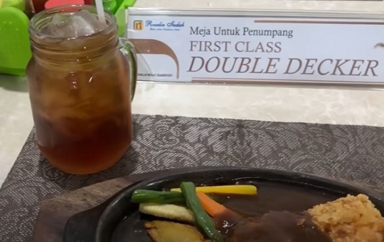 Tiket Setengah Juta, Begini Rasanya Naik Bus Rosalia Indah First Class SDD 139