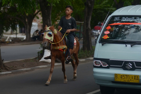Potret Penunggang Kuda Halangi Kelancaran Lalu Lintas Kendaraan
