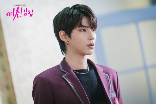 5 Aktor Ganteng Korea dengan Proporsi Wajah Bak Karakter Manhwa