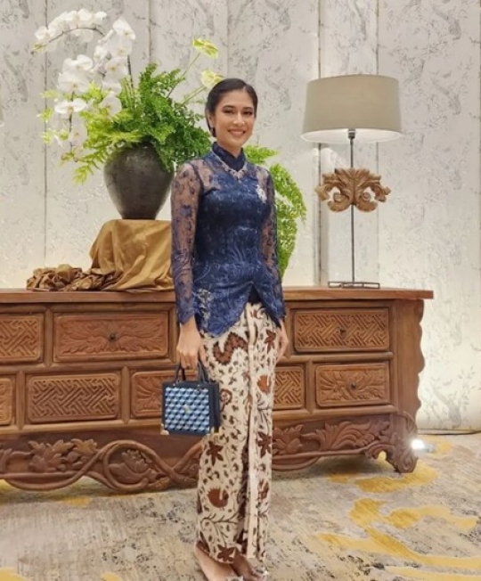 Mengajar Pakai Kebaya, Intip Potret Dian Sastro dalam Balutan Busana Khas Indonesia