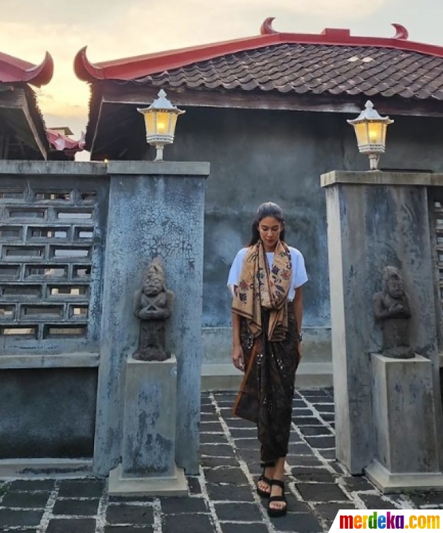 Sebagai penunjang tampilan kasualnya, Dian sering memadukan rok lilit batik daripada rok atau celana biasa. Penggunaan rok lilit ini membuat tampilannya terlihat rapi namun tetap santai.
