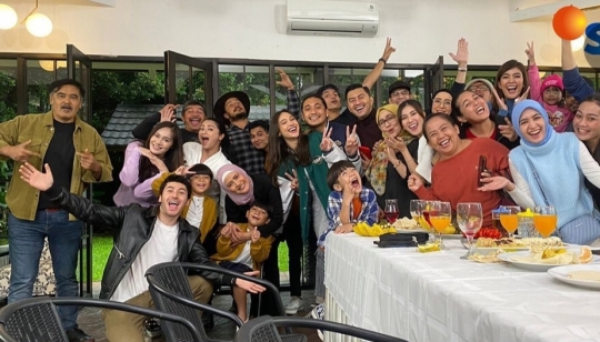5 Potret Perpisahan Para Pemain Love Story The Series, Penuh Kenangan