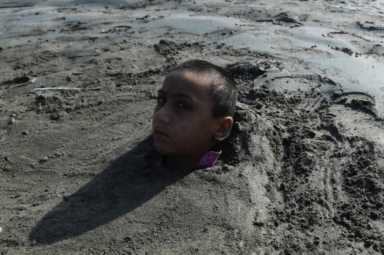 Ada Gerhana Matahari, Para Orang Tua di Pakistan Ramai Mengubur Anak dalam Pasir