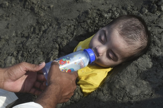 Ada Gerhana Matahari, Para Orang Tua di Pakistan Ramai Mengubur Anak dalam Pasir