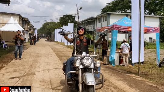 Potret Ganteng Chef Juna di Atas Motor Gede, Bikin Salfok