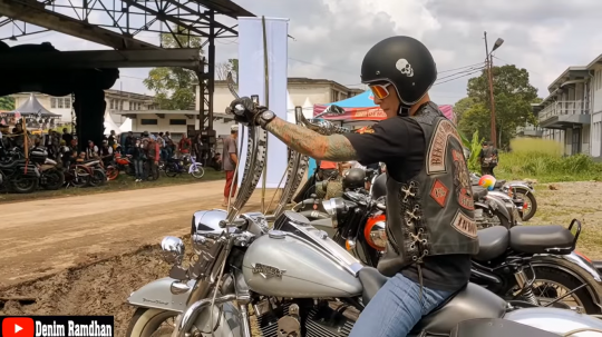 Potret Ganteng Chef Juna di Atas Motor Gede, Bikin Salfok