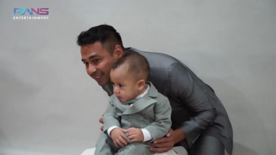 5 Momen Rayyanza dan Raffi Ahmad saat Pemotretan Pakai Jas, Bak Boss Baby