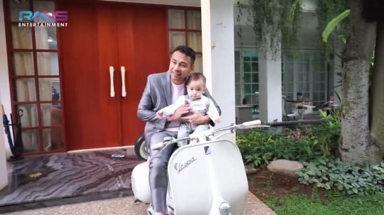 5 Momen Rayyanza dan Raffi Ahmad saat Pemotretan Pakai Jas, Bak Boss Baby