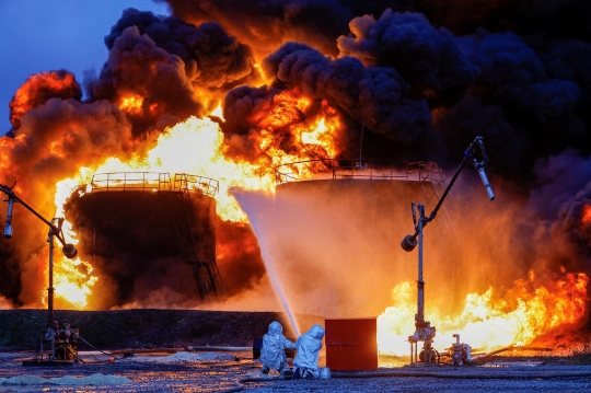 Dahsyatnya Kebakaran Depo Minyak yang Dikuasai Rusia Akibat Gempuran Ukraina