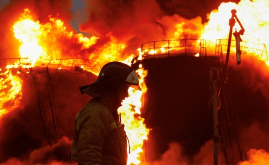 Dahsyatnya Kebakaran Depo Minyak yang Dikuasai Rusia Akibat Gempuran Ukraina