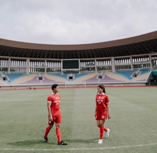 Kenakan Jersey Persis Solo, Intip Potret Prewedding Kaesang Pangarep dan Erina Gudono