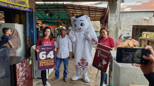 La'eeb si Maskot Piala Dunia 2022 Sambangi Pasar Sentra Antasari Banjarmasin