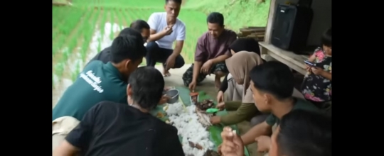 Momen Ayah Lesti Pulang Kampung, Bikin Nasi Liwet di Tengah Sawah
