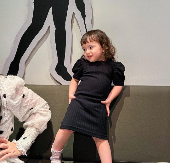 Baby Chloe Anak Asmirandah Tampil Cantik Dalam Balutan Dress Hitam, Ini Fotonya