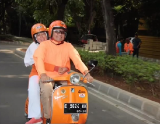 Potret Komjen Arief, Jenderal Bintang Tiga Hobi Kendarai Vespa Klasik sama Istri