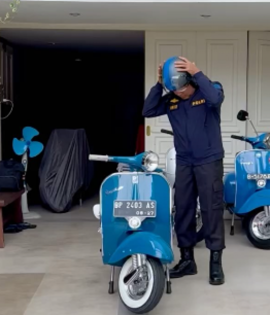 Potret Komjen Arief, Jenderal Bintang Tiga Hobi Kendarai Vespa Klasik sama Istri