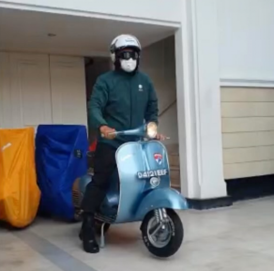 Potret Komjen Arief, Jenderal Bintang Tiga Hobi Kendarai Vespa Klasik sama Istri