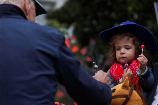 Joe Biden dan Ibu Negara Bagi-Bagi Permen Halloween di Gedung Putih