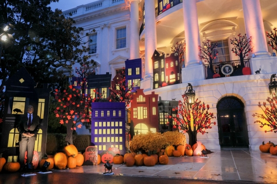 Joe Biden dan Ibu Negara Bagi-Bagi Permen Halloween di Gedung Putih