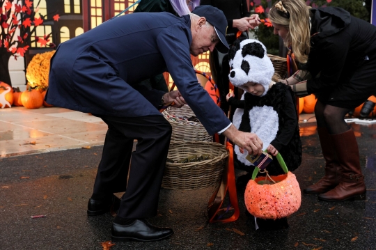 Joe Biden dan Ibu Negara Bagi-Bagi Permen Halloween di Gedung Putih