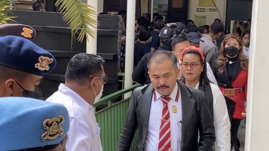 Kenakan Seragam Putih, Keluarga Brigadir J Siap Buka-bukaan di Depan Ferdy Sambo