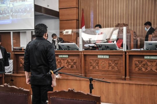 Ferdy Sambo Peluk dan Cium Kening Putri Candrawathi di Ruang Sidang