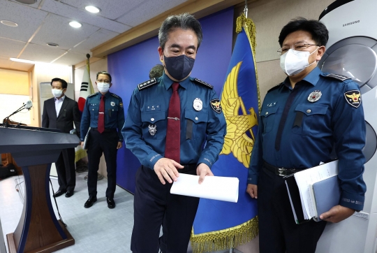 Momen Kepala Polisi Korsel Membungkuk dan Minta Maaf atas Tragedi Halloween Itaewon