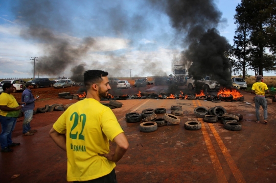 Bolsonaro Kalah Pilpres Brasil, Pendukung Nekat Blokir Jalanan