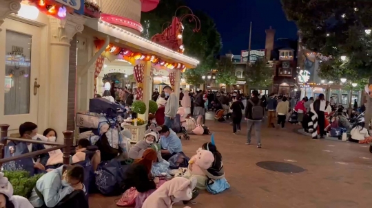 Potret Ribuan Pengunjung Disneyland Shanghai Terkurung Gara-Gara Covid-19
