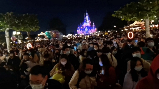 Potret Ribuan Pengunjung Disneyland Shanghai Terkurung Gara-Gara Covid-19