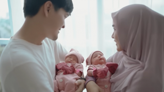 Kini jadi Ibu, Ini Momen Anisa Rahma Bersama Anak Kembarnya Alsha & Alma