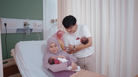 Kini jadi Ibu, Ini Momen Anisa Rahma Bersama Anak Kembarnya Alsha & Alma