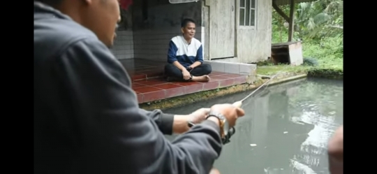 Kondisi Ayah Lesti Kejora di Kampung, Kumpul Sama Anak Muda Sampai Pakai Motor Jadul
