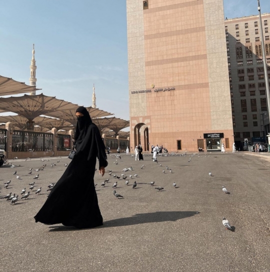 5 Potret Paula Verhoeven Pakai Hijab saat Umrah, Curi Perhatian