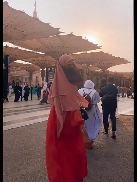 5 Potret Paula Verhoeven Pakai Hijab saat Umrah, Curi Perhatian