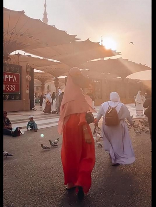5 Potret Paula Verhoeven Pakai Hijab saat Umrah, Curi Perhatian