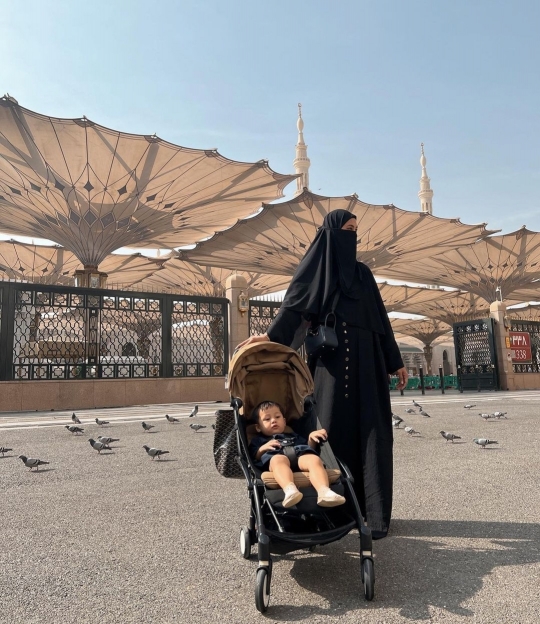 5 Potret Paula Verhoeven Pakai Hijab saat Umrah, Curi Perhatian