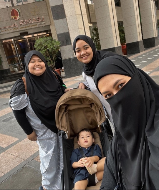 5 Potret Paula Verhoeven Pakai Hijab saat Umrah, Curi Perhatian